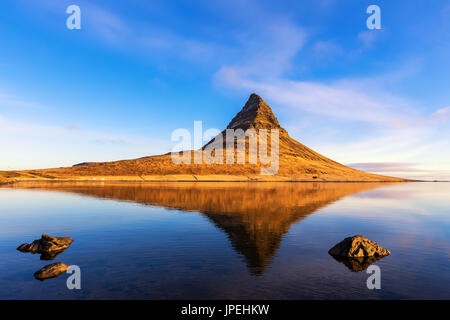 Kirkjufell di montagna e il suo riflesso nell'acqua Grundarfjordur, Snaefellsnes peninsula, Western Islanda Foto Stock