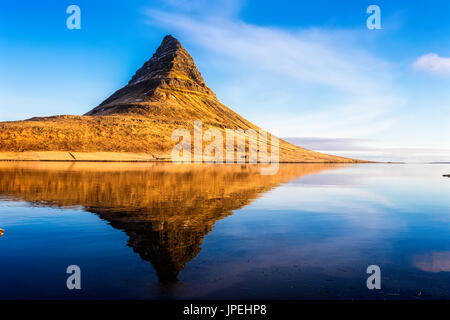 Kirkjufell di montagna e il suo riflesso nell'acqua Grundarfjordur, Snaefellsnes peninsula, Western Islanda Foto Stock