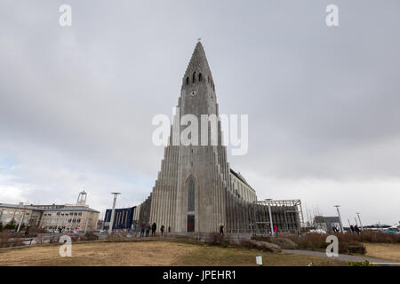 Reykjavik, Islanda - 1 Aprile, 2017: la famosa cattedrale di Hallgrimskirkja nella città di Reykjavik in Islanda Foto Stock