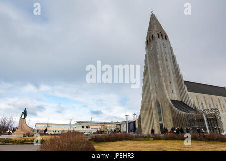 Reykjavik, Islanda - 1 Aprile, 2017: la famosa cattedrale di Hallgrimskirkja nella città di Reykjavik in Islanda Foto Stock