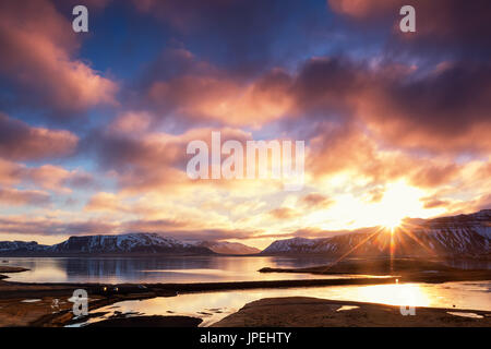 Sunrise colorati vicino a Grundarfjordur città. Mattina scena sulla penisola Snaefellsnes, Islanda, l'Europa. Stile artistico post elaborati foto. Foto Stock