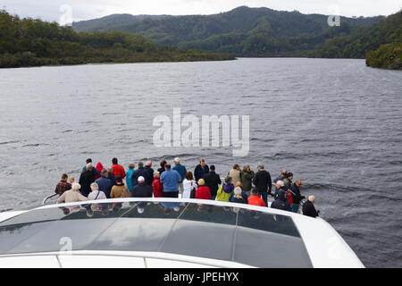 I turisti in piedi in prua di MV Lady Jane Franklin II su Gordon Crociera sul Fiume dalla Strahan in western Tasmania, Australia Foto Stock