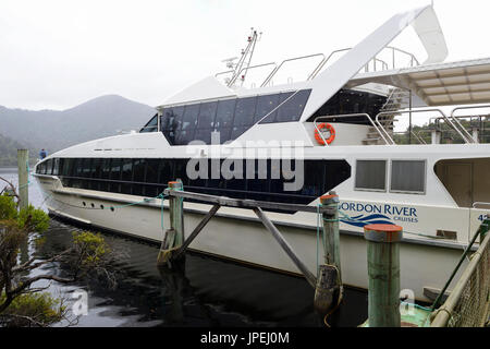 MV Lady Jane Franklin II legato al Patrimonio Natura di atterraggio a piedi su Gordon River vicino a Strahan in western Tasmania, Australia Foto Stock