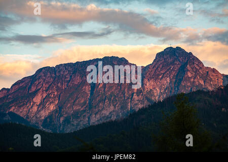 Giewont Mountain, ispirando Montagne Paesaggio, bella giornata d'estate Tatra, montagna cresta oltre il cielo blu a Zakopane, Polonia Foto Stock