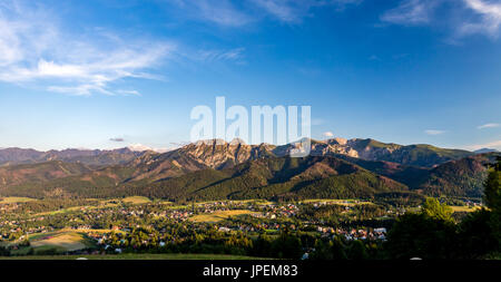 Ispirando Montagne Paesaggio Panorama, bella giornata d'estate Tatra, montagna cresta oltre il cielo blu a Zakopane, Polonia Foto Stock