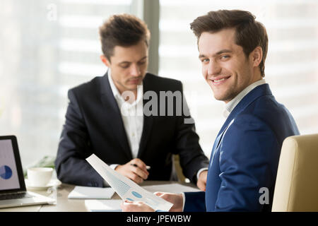 Imprenditore sorridente, analista finanziario o stock broker in cerca di un Foto Stock