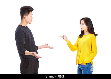 Quarreling giovane coppia asiatica, isolato su sfondo bianco. Foto Stock