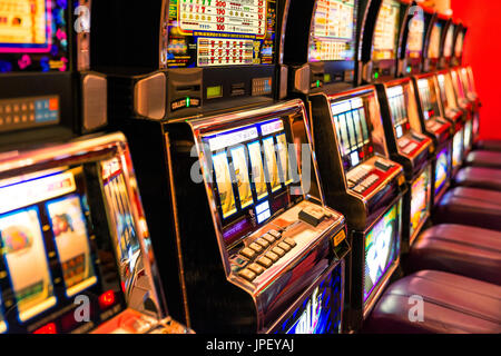 Fila di slot machines. Foto Stock