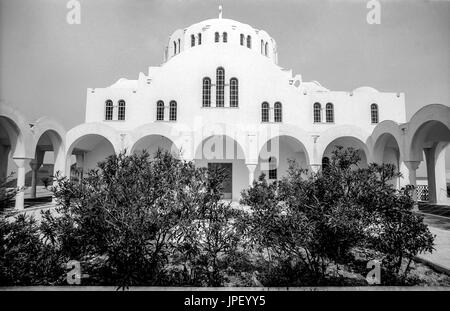 Un edificio sacro sull'isola greca di Santorini in 1986 Foto Stock