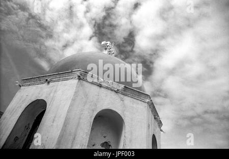 Una chiesa sull'isola greca di Santorini in 1986 Foto Stock