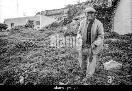 Un uomo sull'isola greca di Santorini in 1986 Foto Stock