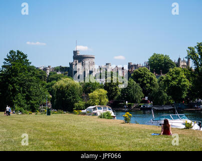 South Meadow, Thames Path, con il fiume Tamigi e il Castello di Windsor, Windsor, Berkshire, Inghilterra, Regno Unito, GB. Foto Stock