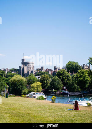 South Meadow, Thames Path, con il fiume Tamigi e il Castello di Windsor, Windsor, Berkshire, Inghilterra, Regno Unito, GB. Foto Stock