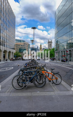 London, Regno Unito - 31 Maggio 2017: Partite di biciclette parcheggiate su High Holborn, Londra. Foto Stock