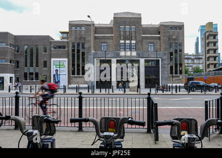 Il pioppo, London, Regno Unito - 16 Luglio 2017: Bagni di pioppo, rigenerata guardando da Chrisp Street con Boris bikes in primo piano. Foto Stock