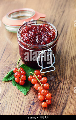 In casa Red confettura di ribes e mature sul tavolo di legno Foto Stock