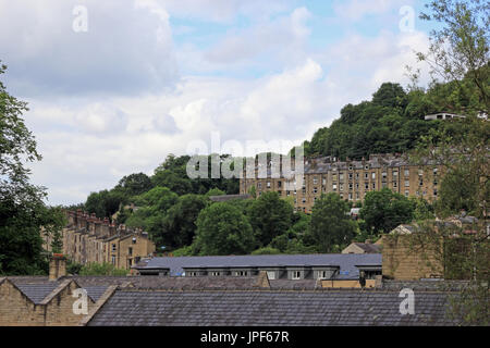 Le file di case a schiera su una collina nella periferia di Hebden Bridge, West Yorkshire Foto Stock