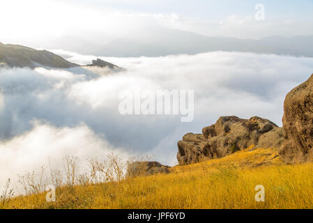 Alba su Alamat Castello nelle montagne Alborz, Iran Foto Stock