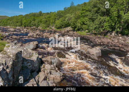 Paesaggio di Teesdale, Fiume Tees a monte del The Pennine Way a lunga distanza sentiero sopra elevata forza la cascata nel periodo estivo da giugno 2017 Foto Stock