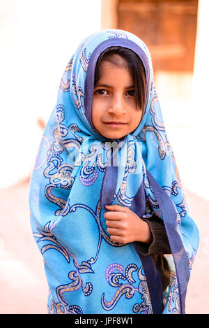 ABYANEH VILLAGE, IRAN - Ott 10, 2014: Ragazza in abbigliamento tradizionale, patrimonio mondiale dell UNESCO Foto Stock