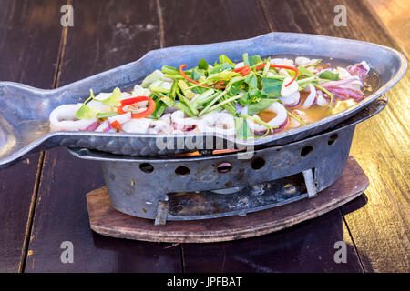 Polipo cotti al vapore con calce salsa piccante Foto Stock