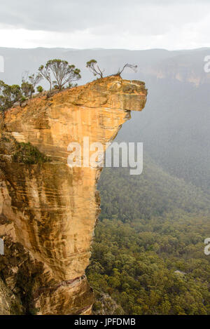 Hanging Rock, Baltzer Lookout, Blue Mountains, Australia - uno dei siti del patrimonio mondiale dell'UNESCO Foto Stock