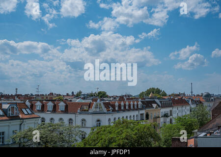 Tetti, cielo blu e lo skyline e il panorama della città di Berlino Foto Stock