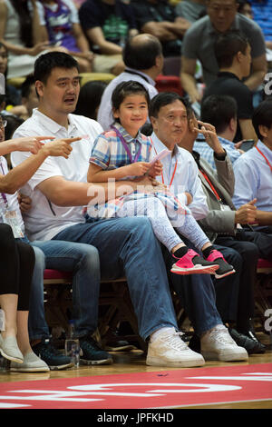 Hong Kong, Hong Kong, Cina. Il 30 luglio, 2017. HONG KONG, CINA - 30 Luglio: pallacanestro cinese Yao Ming con sua figlia Yao Qinlei.Per celebrare il ventesimo anniversario della formazione della regione amministrativa speciale di Hong Kong (RASHK), gli Yao Foundation (avviato dai cinesi giocatore di basket Yao Ming) host di una partita di beneficenza tra l'Americano professional Nike rising star team e il cinese di pallacanestro degli uomini di stelle team ( Cinese Mens vincere 66-63. Hong Kong, Hong Kong SAR, Cina sulla luglio 30, 2017. Credito: Jayne Russell/ZUMA filo/Alamy Live News Foto Stock