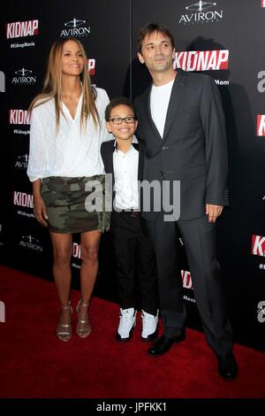 Los Angeles, California, USA. 31 Luglio, 2017. Halle Berry, Salvia Correa, Luis Prieto presso gli arrivi per rapire Premiere, Arclight Hollywood, Los Angeles, CA Luglio 31, 2017. Credito: Priscilla concedere/Everett raccolta/Alamy Live News Foto Stock