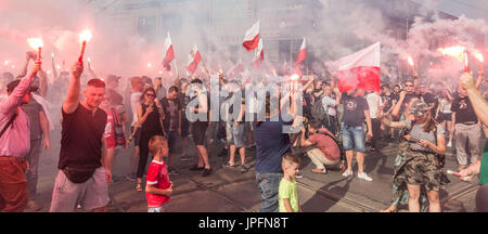 Wroclaw, Polonia. 1 agosto, 2017. Anniversario dell'Insurrezione di Varsavia del 1944 contro l'occupazione German-Nazi di Varsavia durante la II Guerra Mondiale a Wroclaw in Polonia. Credito: Krzysztof Kaniewski/ZUMA filo/Alamy Live News Foto Stock