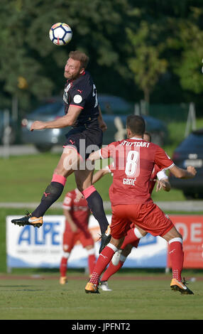 Schwaz, Austria. 01 Ago, 2017. Stoccarda è Anto Grgic (R) e Huddersfield Town Laurent Depoitre vie per la palla durante il VfB Stuttgart vs Huddersfield Town test match a Schwaz, Austria, 01 agosto 2017. Foto: Angelika Warmuth//dpa/Alamy Live News Foto Stock