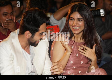 Mumbai, India. Il 1 agosto, 2017. Mumbai, India. , . Attore di Bollywood Ayushmann Khurrana e Bhumi Pednekar al lancio del rimorchio di film di prossima uscita shubh mangal saavdhan al JW Marriott, Juhu di Mumbai il 1 agosto 2017. Credito: Prodip Guha/Alamy Live News Foto Stock