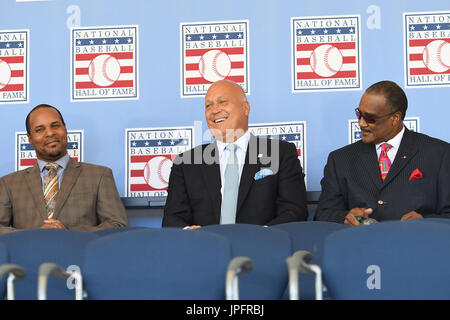 New York, NY, STATI UNITI D'AMERICA. 29 Luglio, 2017. Hall of Fame membri Barry Larkin, Cal Ripken Jr e Jim riso assiste la National Baseball Hall of Fame cerimonia di induzione alla Clark Centro sportivo sulla luglio 30, 2017 durante il fine settimana a induzione a Cooperstown, New York. Credito: John Palmer/media/punzone Alamy Live News Foto Stock