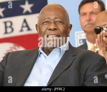 New York, NY, STATI UNITI D'AMERICA. 29 Luglio, 2017. Hall of Fame stati Hank Aaron assiste la National Baseball Hall of Fame cerimonia di induzione alla Clark Centro sportivo sulla luglio 30, 2017 durante il fine settimana a induzione a Cooperstown, New York. Credito: John Palmer/media/punzone Alamy Live News Foto Stock