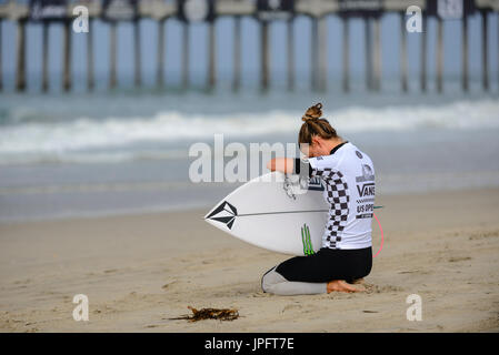 Huntington Beach, Stati Uniti d'America. 01 Agosto, 2017. Maud le auto (FRA) si prepara per l'inizio del suo calore alla donna 2017 FURGONI US Open di surf, martedì 01 agosto, 2017. Credito: Benjamin Ginsberg/Alamy Live News. Foto Stock