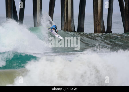 Huntington Beach, Stati Uniti d'America. 01 Agosto, 2017. Campionato del Mondo Tour surfer Lakey Peterson (USA) intaglia una volta vicino i piloni del molo durante i primi giri della donna 2017 FURGONI US Open di surf, martedì 01 agosto, 2017. Credito: Benjamin Ginsberg/Alamy Live News. Foto Stock