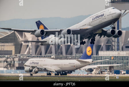 FILE - Il file immagine datata 23 novembre 2016 mostra una Lufthansa Boeing 747 tenuto spento mentre un simile velivolo rulls fino alla pista di atterraggio all'aeroporto di Francoforte in Frankfurt am Main, Germania. Foto: Boris Roessler/dpa Foto Stock