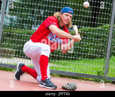 Amburgo, Germania. Il 24 luglio, 2017. Il rinomato giocatore di baseball da Amburgo, Michael "Mitch" Franke, colpisce un baseball con un bat ad Amburgo, Germania, 24 luglio 2017. L'ex giocatore professionale di baseball offre campi per bambini in Amburgo. Foto: Christophe Gateau/dpa/Alamy Live News Foto Stock