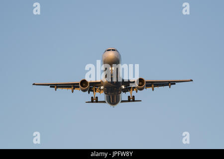 Richmond, British Columbia, Canada. 24 apr, 2017. Jet del passeggero sulla approccio finale per l'atterraggio all'Aeroporto Internazionale di Vancouver Credito: Bayne Stanley/ZUMA filo/Alamy Live News Foto Stock