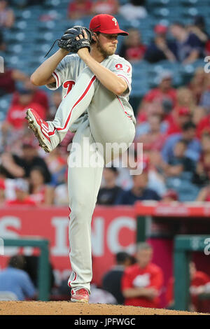 Anaheim, California, USA. Il 1 agosto, 2017. Philadelphia Phillies a partire lanciatore Aaron Nola (27) rende l'inizio per il Phillies nel gioco tra il Philadelphia Phillies e Los Angeles gli angeli di Anaheim, Angel Stadium di Anaheim, CA, fotografo: Pietro Joneleit Credito: Cal Sport Media/Alamy Live News Foto Stock