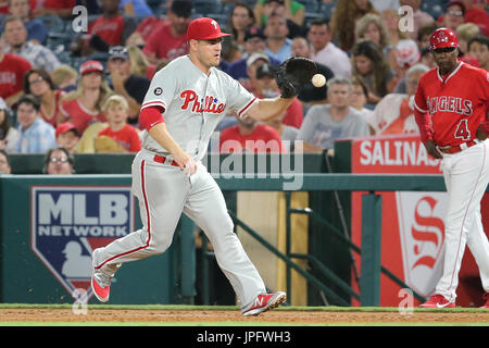 Anaheim, California, USA. Il 1 agosto, 2017. Philadelphia Phillies primo baseman Tommy Giuseppe (19) I campi un rasoterra dalla distanza alla prima base nel gioco tra il Philadelphia Phillies e Los Angeles gli angeli di Anaheim, Angel Stadium di Anaheim, CA, fotografo: Pietro Joneleit Credito: Cal Sport Media/Alamy Live News Foto Stock