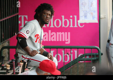 Anaheim, California, USA. Il 1 agosto, 2017. Phillies Philadelphia center fielder Odubel Herrera (37) assume un riposo sulla bat titolare nel gioco tra il Philadelphia Phillies e Los Angeles gli angeli di Anaheim, Angel Stadium di Anaheim, CA, fotografo: Pietro Joneleit Credito: Cal Sport Media/Alamy Live News Foto Stock