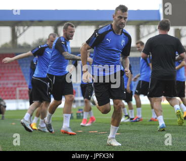 Pilsen, Repubblica Ceca. 01 Ago, 2017. Radim Reznik (anteriore) in azione durante la sessione di formazione di FC Viktoria Plzen prima del terzo turno di qualificazione match tra FC Steaua Bucarest e FC Viktoria Plzen entro la UEFA Champions League in Pilsen, Repubblica Ceca, martedì 1 agosto 2017. Credito: David Svab/CTK foto/Alamy Live News Foto Stock