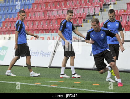 Pilsen, Repubblica Ceca. 01 Ago, 2017. David Limbersky (destro, anteriore) in azione durante la sessione di formazione di FC Viktoria Plzen prima del terzo turno di qualificazione match tra FC Steaua Bucarest e FC Viktoria Plzen entro la UEFA Champions League in Pilsen, Repubblica Ceca, martedì 1 agosto 2017. Credito: David Svab/CTK foto/Alamy Live News Foto Stock