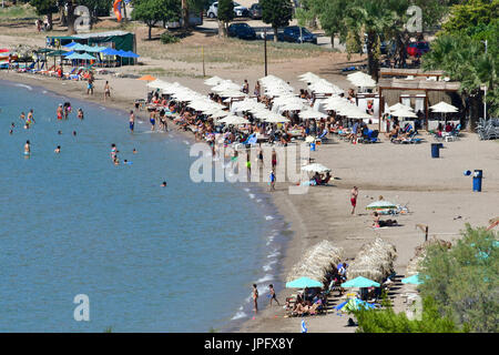 Nafplion, Grecia. 02Aug, 2017. La Grecia, Nafplion, 2 agosto 2017. Il turista a godere di una nuotata nella bellissima spiaggia Karathonas nella città di Nafplio, nel sud-est del Peloponneso. Credito: VANGELIS BOUGIOTIS/Alamy Live News Foto Stock