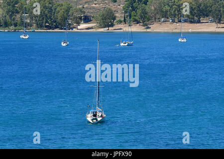 Nafplion, Grecia. 02Aug, 2017. La Grecia, Nafplion, 2 agosto 2017. Il turista a godere di una nuotata nella bellissima spiaggia Karathonas nella città di Nafplio, nel sud-est del Peloponneso. Credito: VANGELIS BOUGIOTIS/Alamy Live News Foto Stock