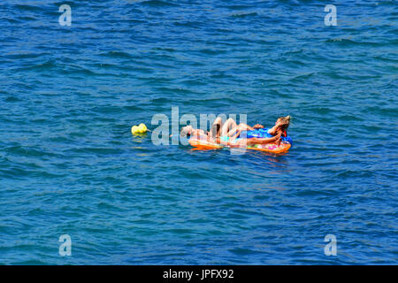 Nafplion, Grecia. 02Aug, 2017. La Grecia, Nafplion, 2 agosto 2017. Il turista a godere di una nuotata nella bellissima spiaggia Karathonas nella città di Nafplio, nel sud-est del Peloponneso. Credito: VANGELIS BOUGIOTIS/Alamy Live News Foto Stock