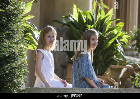 Palma de Mallorca, Spagna. 31 Luglio, 2017. La principessa Leonor di Spagna e la Principessa Sofia di Spagna partecipare alla Summer photocall sulla luglio 31, 2017 in Palma de Mallorca, Spagna. | Verwendung weltweit Credito: dpa/Alamy Live News Foto Stock