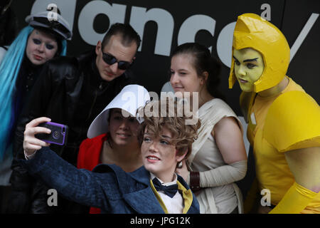 Londra, Regno Unito. 2 agosto, 2017. Cosplayers pongono durante un photocall per il "nell'Sconosciuto : un viaggio attraverso la fantascienza' mostra presso il Barbican Centre di Londra, Regno Unito, mercoledì 2 agosto, 2017. Credito: Luca MacGregor/Alamy Live News Foto Stock