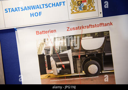 Una fotografia presentata il 02 agosto 2017 durante una conferenza stampa da parte della polizia del traffico e di ispezione per la Procura Hof, Germania, che mostra come le batterie e il serbatoio carburante ausiliario del bus coinvolto in un incidente in autostrada A9 sono stati installati. La polizia l'ispezione del traffico e il Procuratore della Repubblica ha presentato in Hof i primi risultati delle indagini sul bus incidente sulla autostrada A9 del 03 luglio 2017. Foto: Nicolas Armer/dpa Foto Stock